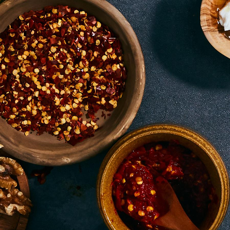 شطّة حمراء مع جوز <br> red shatta with walnuts